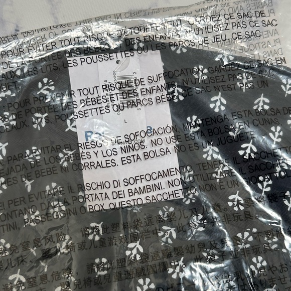 Old Navy Reversible Bucket Hat in White Lilies - Picture 4 of 4